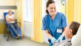 Nurse_preparing_chemotherapy